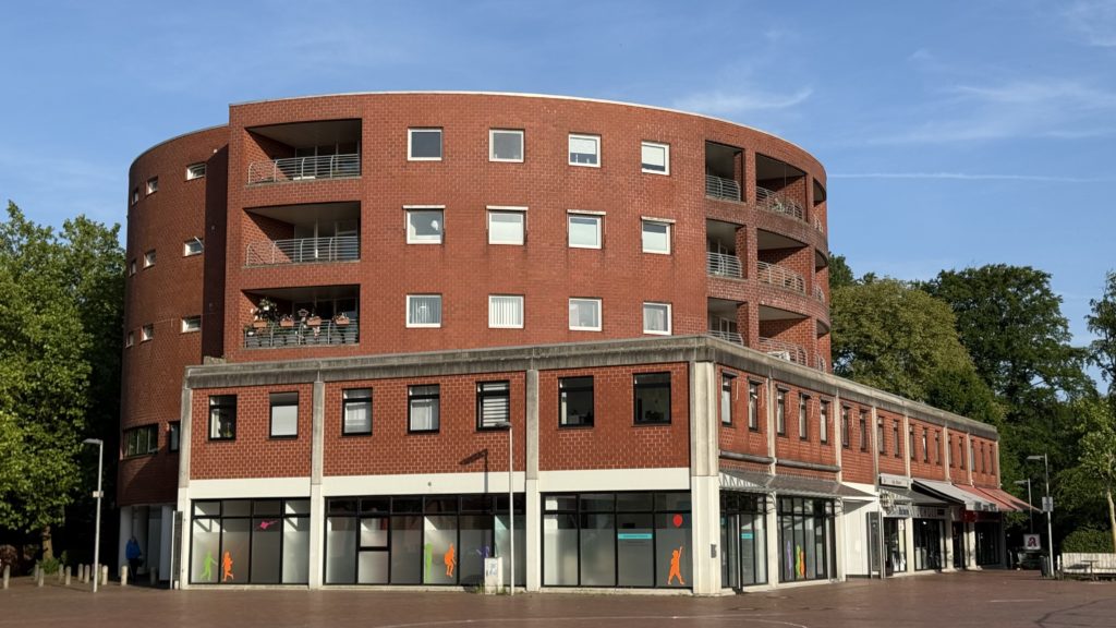 Blick von Westen auf den Rundbau am Wulfener Markt